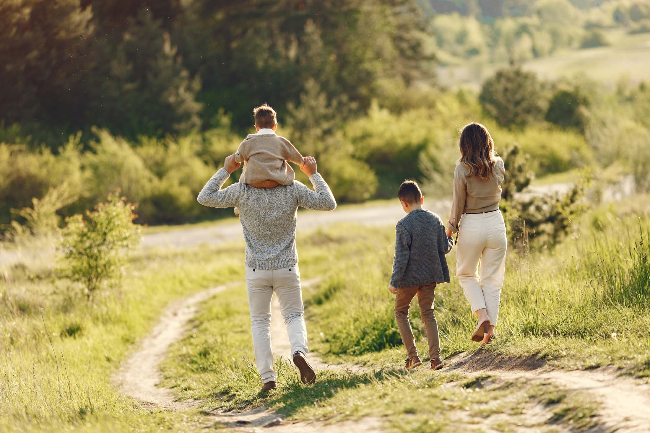 Eltern und Kinder beim Familienausflug in der Natur Familie mit zwei Kindern unterwegs auf einem Naturpfad nahe Willingen