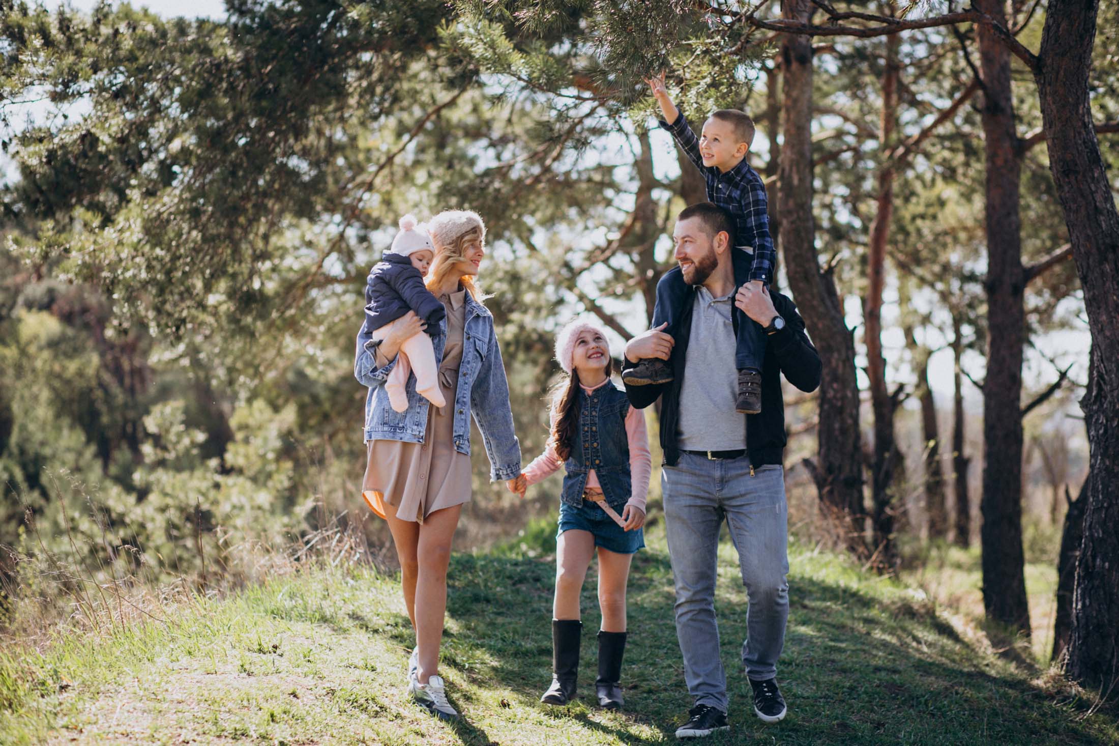 Spaziergang mit der Familie durch den Wald Familie mit Kindern beim gemeinsamen Waldspaziergang in Willingen
