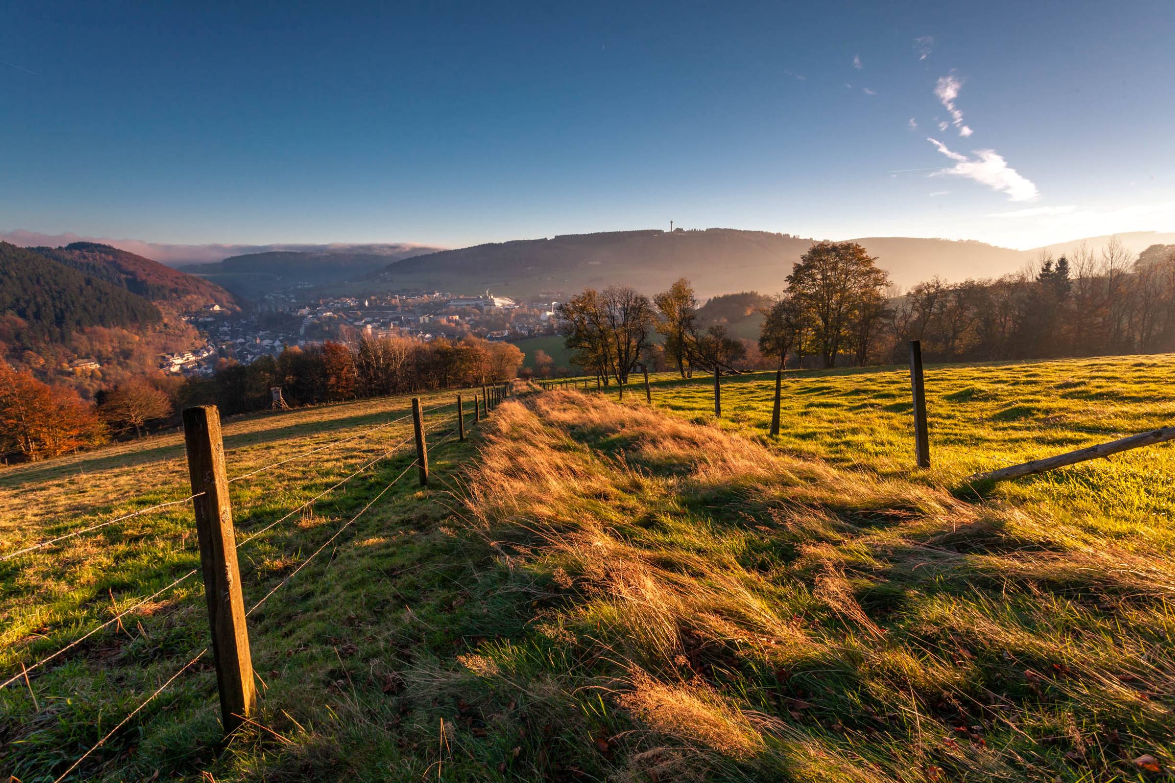 Weite Ausblicke beim Wanderurlaub im Sauerland Weitblick über die Landschaft des Sauerlands mit Sicht auf den Ort Willingen