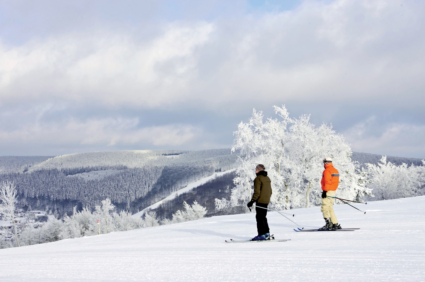 Zahlreiche Pisten warten auf Skifahrer in Willingen Skifahrer auf einer Piste in Willingen