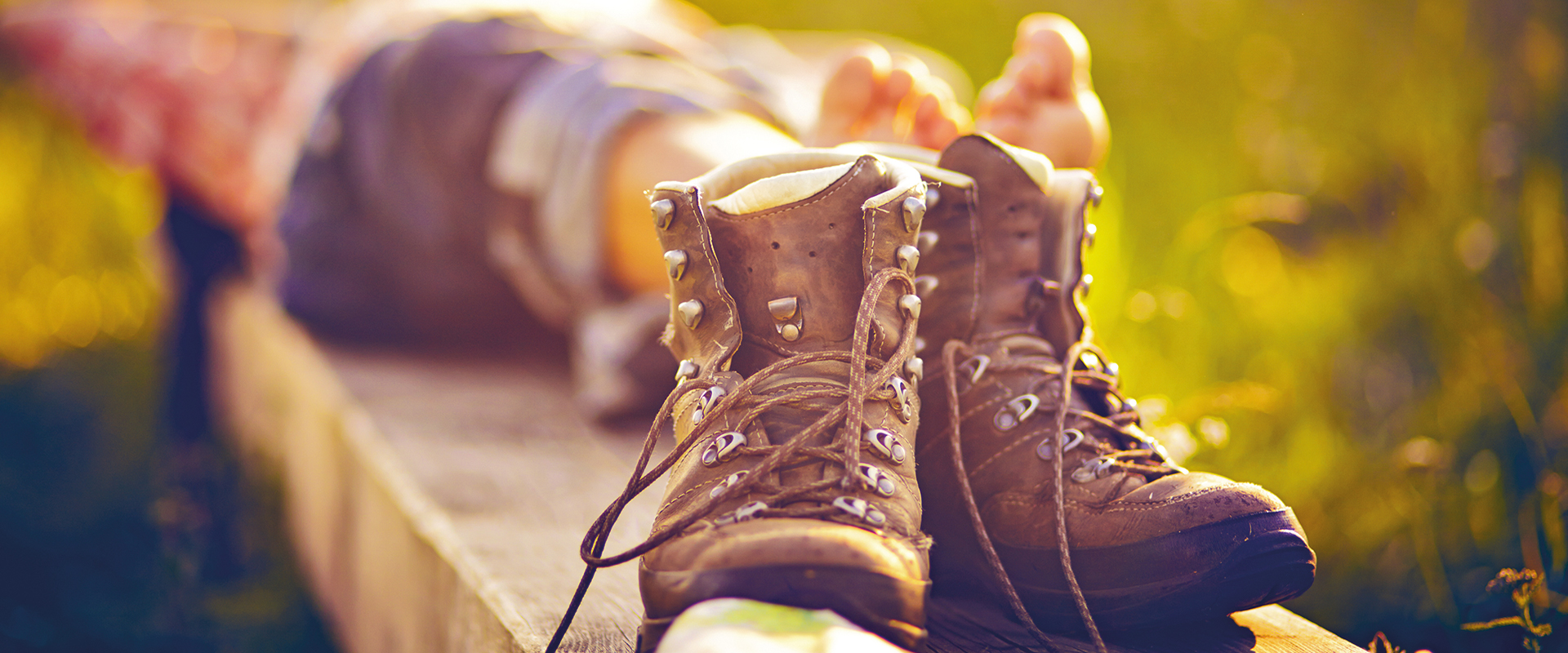 Verbringen Sie Ihren Wanderurlaub in Willingen Wanderschuhe vor Wanderer auf einer Bank